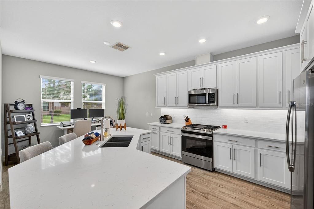 出租: $3,000 (3 贝兹, 2 浴室, 2048 平方英尺)