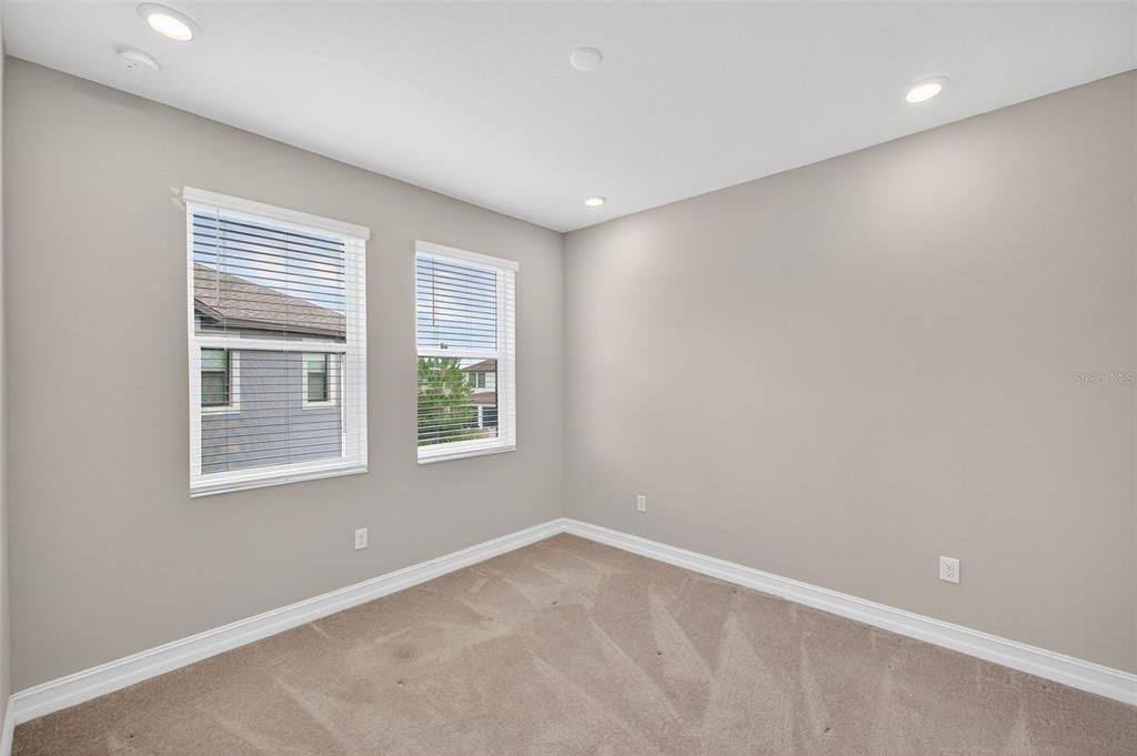 出租: $3,000 (3 贝兹, 2 浴室, 2048 平方英尺)