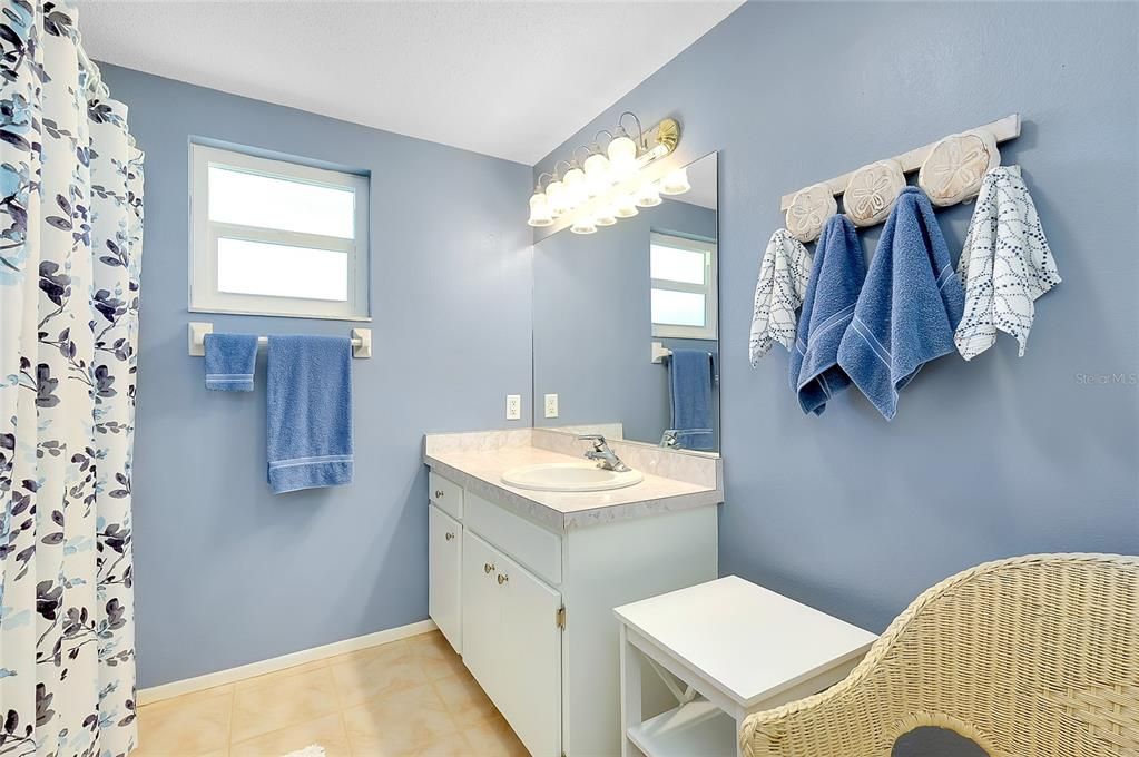 待售: $225,500 (2 贝兹, 2 浴室, 1311 平方英尺)