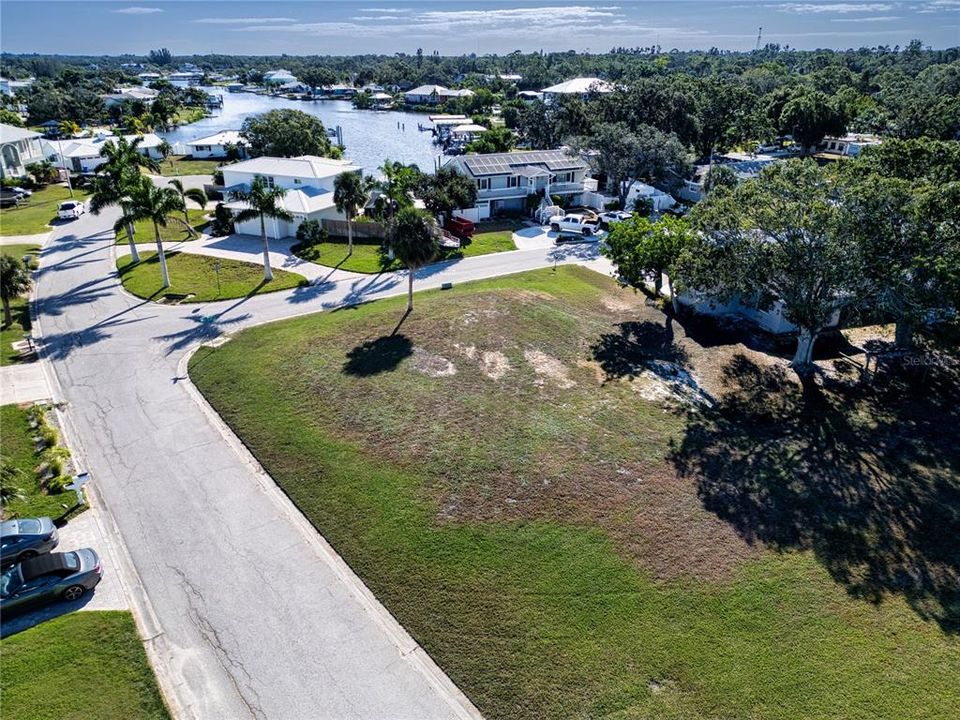 На продажу: $75,000 (0.18 acres)