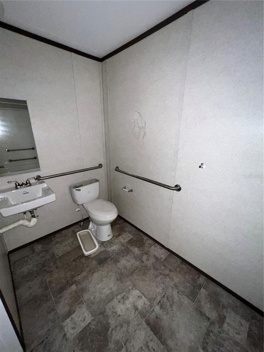 出租: $1,350 (2 贝兹, 1 浴室, 900 平方英尺)