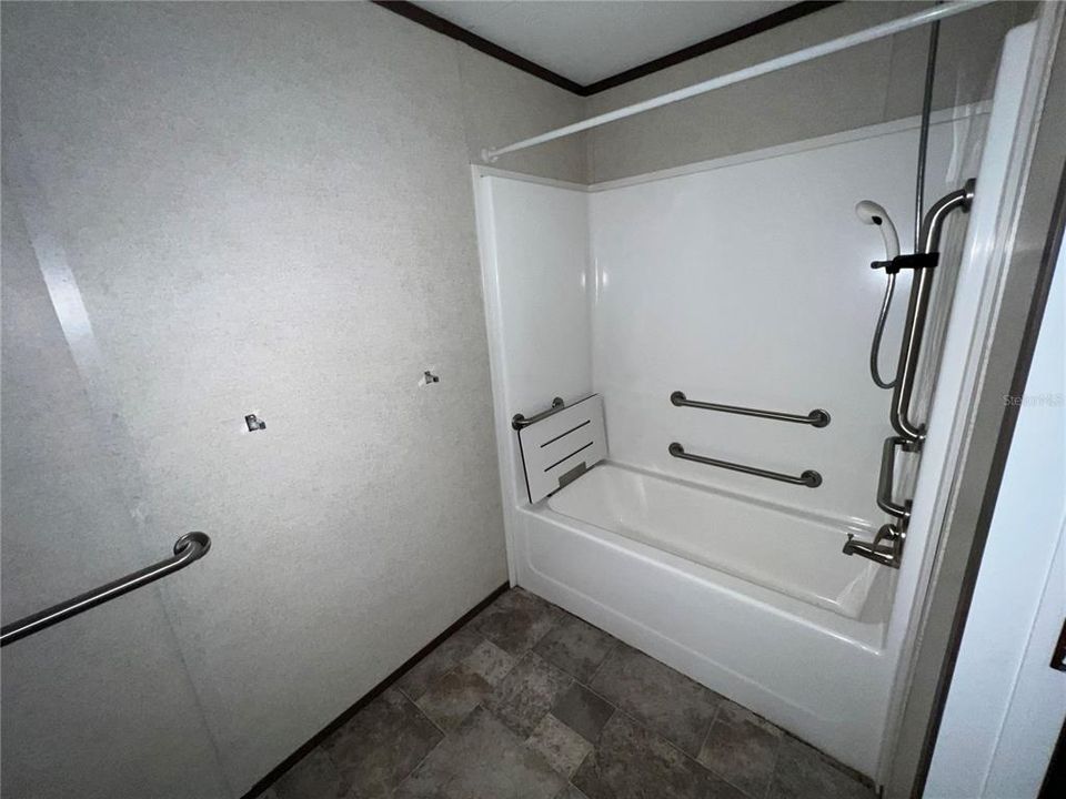 出租: $1,350 (2 贝兹, 1 浴室, 900 平方英尺)