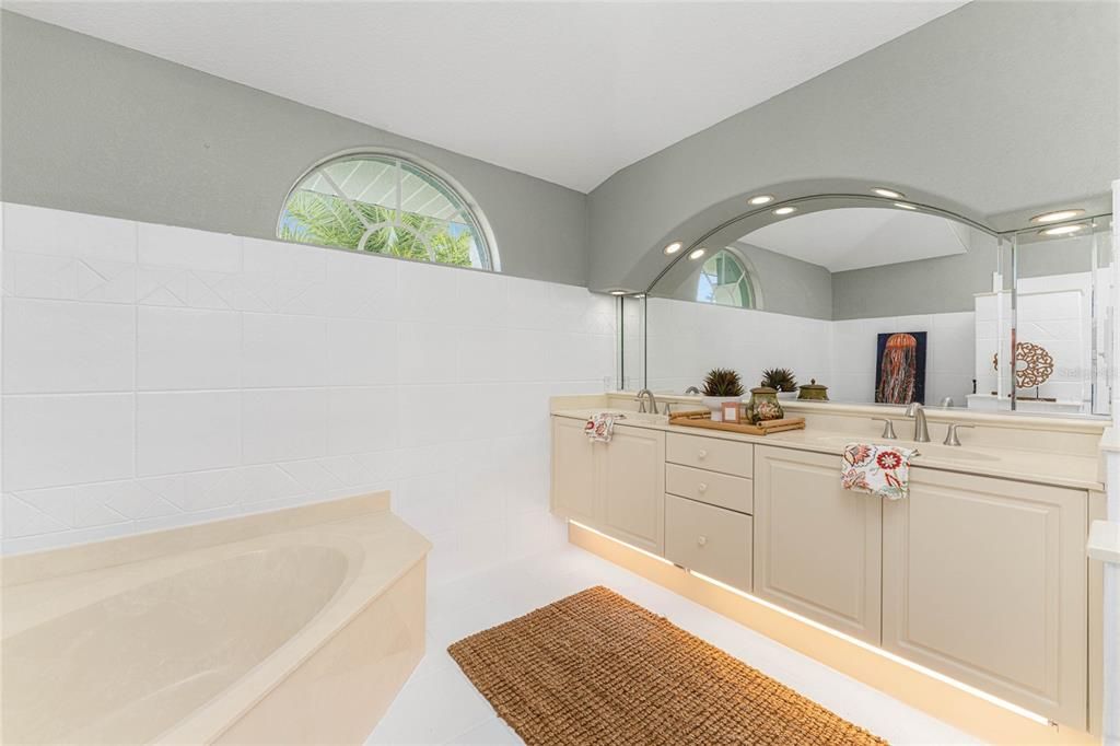 En Venta: $789,000 (3 camas, 3 baños, 2367 Pies cuadrados)