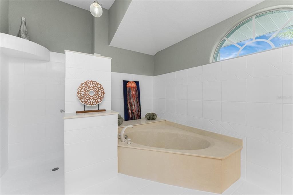 En Venta: $789,000 (3 camas, 3 baños, 2367 Pies cuadrados)