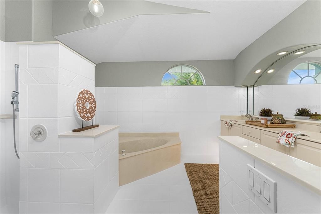 En Venta: $789,000 (3 camas, 3 baños, 2367 Pies cuadrados)