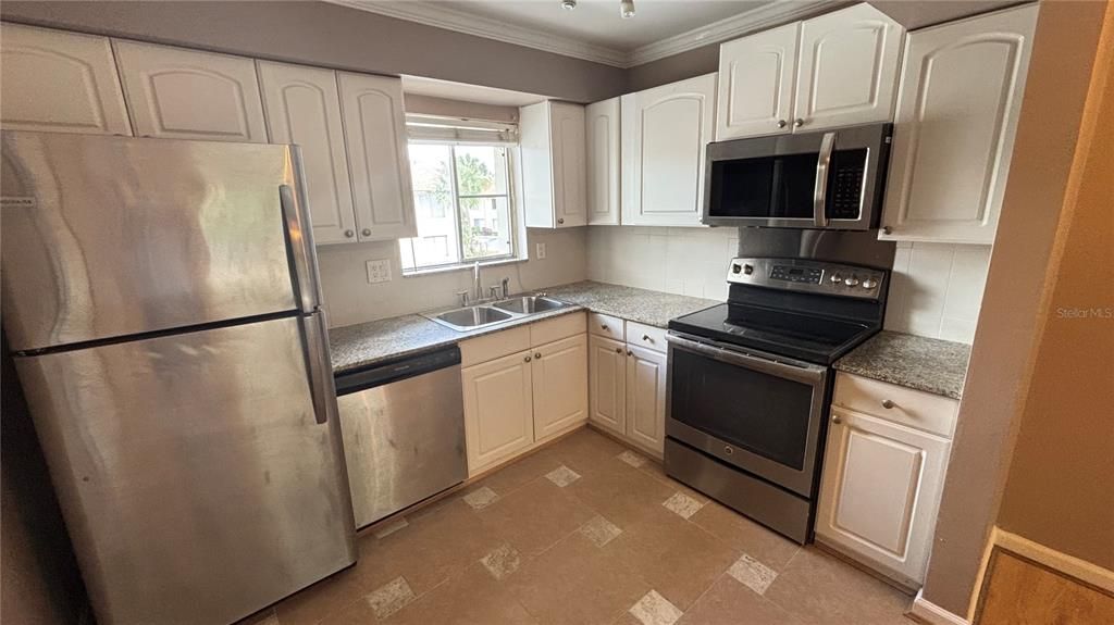 待售: $199,000 (2 贝兹, 2 浴室, 967 平方英尺)