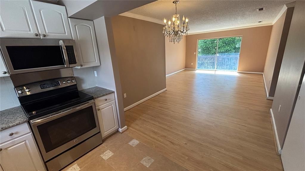 待售: $199,000 (2 贝兹, 2 浴室, 967 平方英尺)