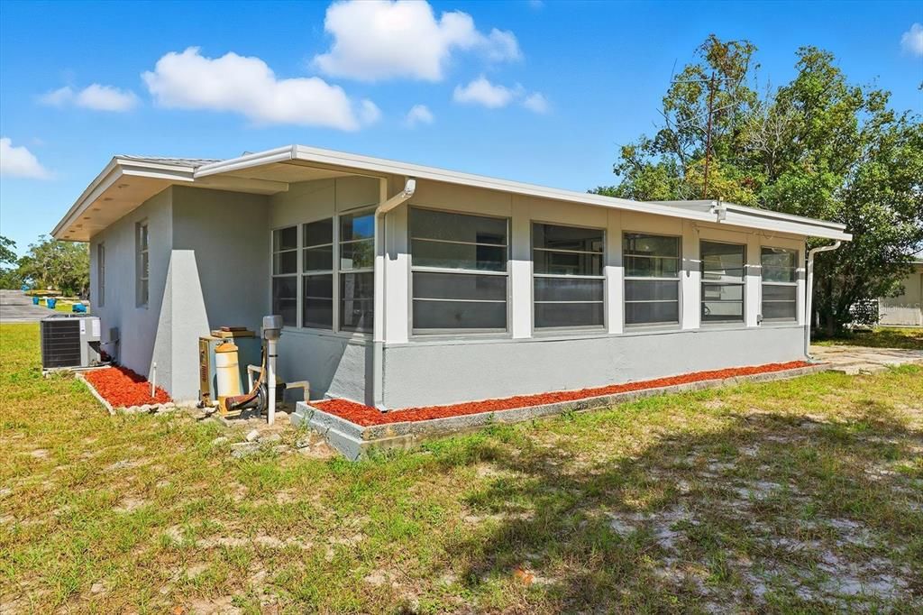 For Sale: $231,900 (2 beds, 1 baths, 850 Square Feet)