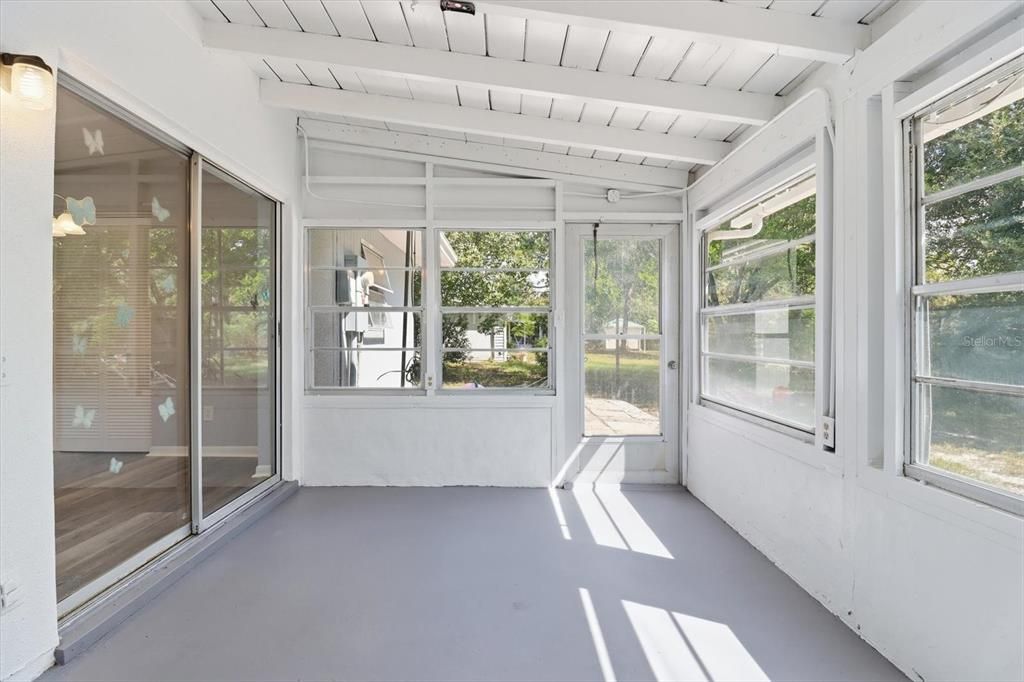 For Sale: $231,900 (2 beds, 1 baths, 850 Square Feet)