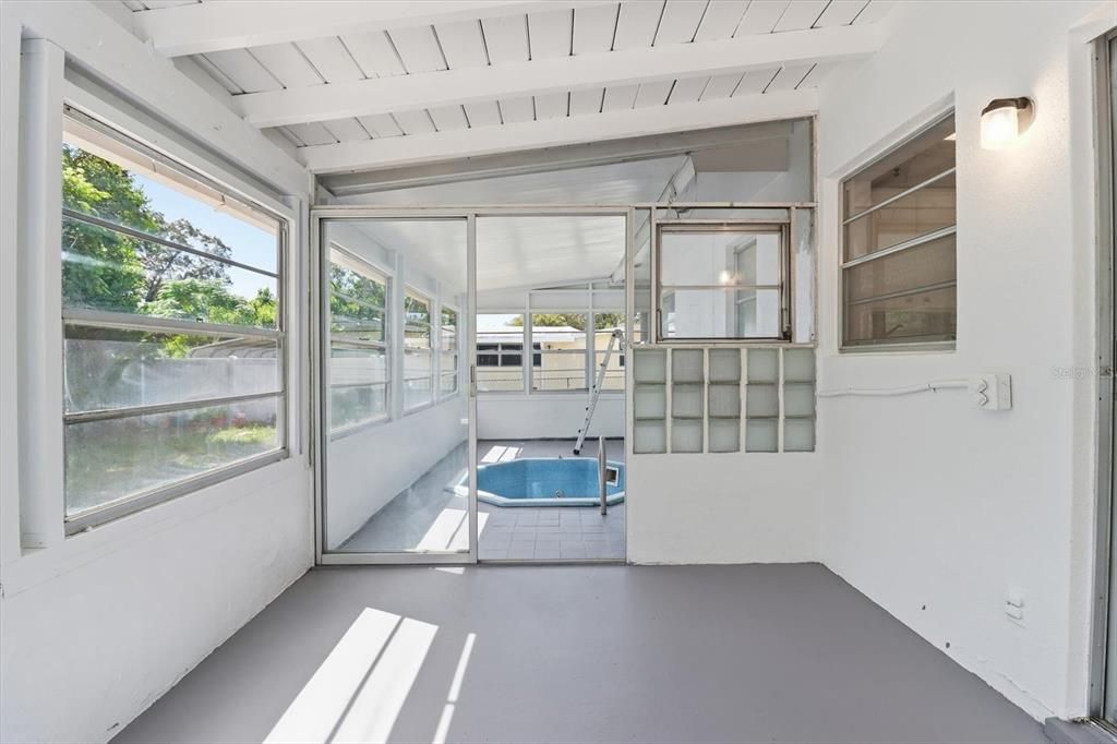 For Sale: $231,900 (2 beds, 1 baths, 850 Square Feet)