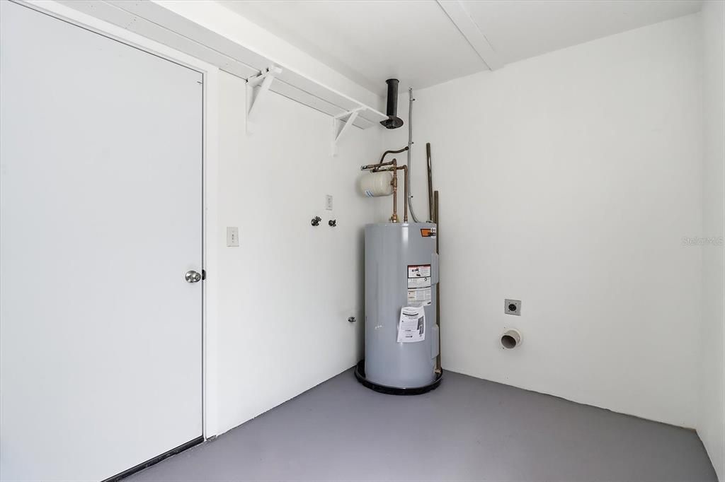 For Sale: $231,900 (2 beds, 1 baths, 850 Square Feet)