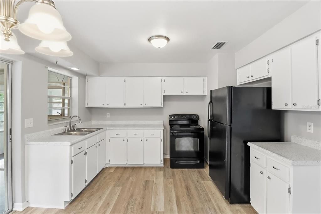 For Sale: $231,900 (2 beds, 1 baths, 850 Square Feet)