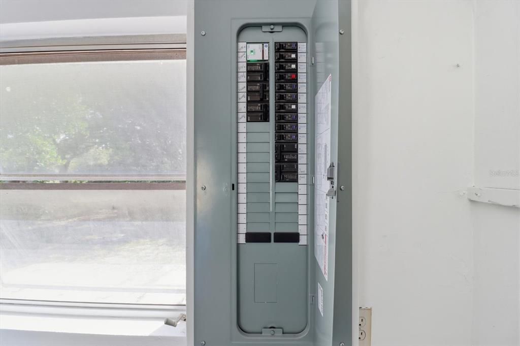 For Sale: $231,900 (2 beds, 1 baths, 850 Square Feet)