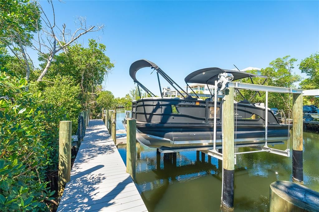 For Sale: $599,000 (2 beds, 2 baths, 924 Square Feet)