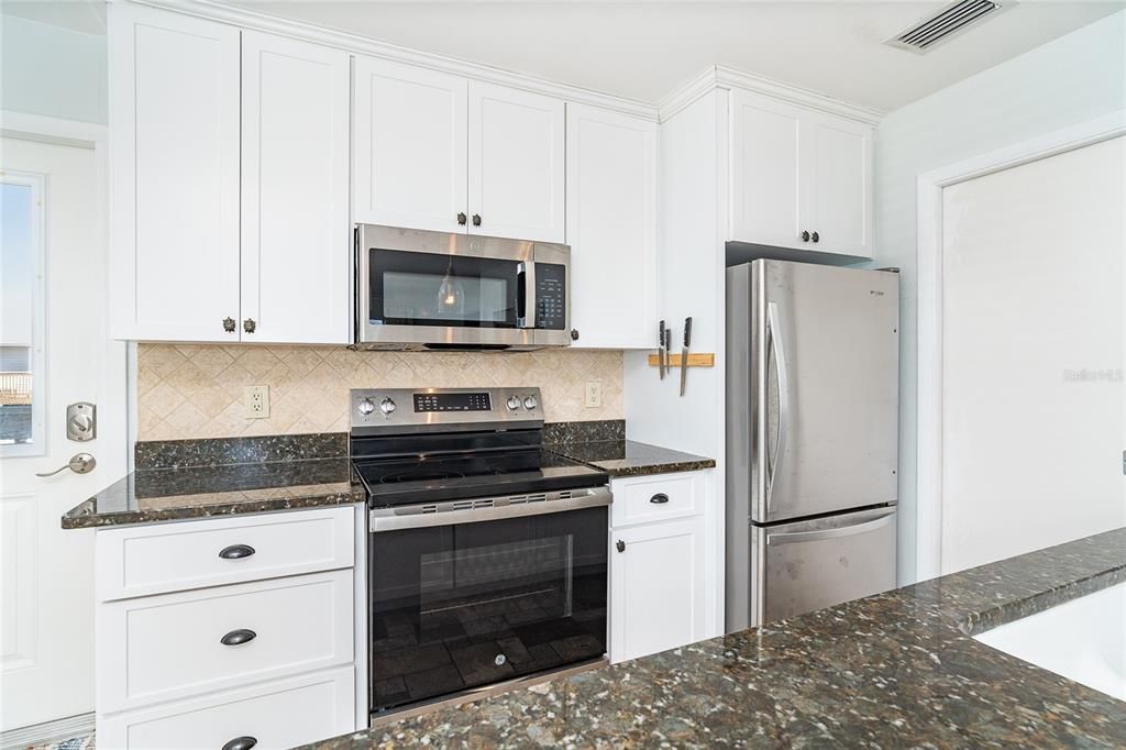 For Sale: $599,000 (2 beds, 2 baths, 924 Square Feet)