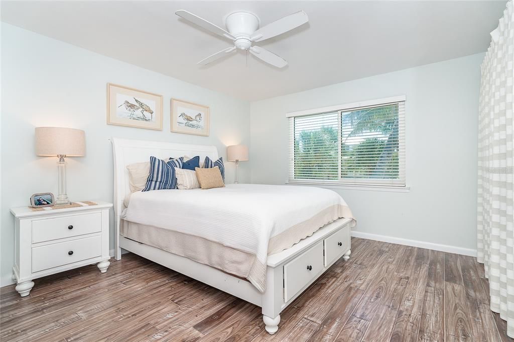 For Sale: $599,000 (2 beds, 2 baths, 924 Square Feet)