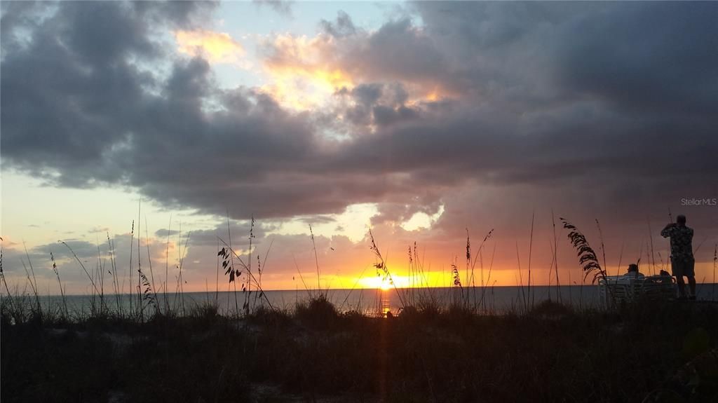 For Sale: $599,000 (2 beds, 2 baths, 924 Square Feet)