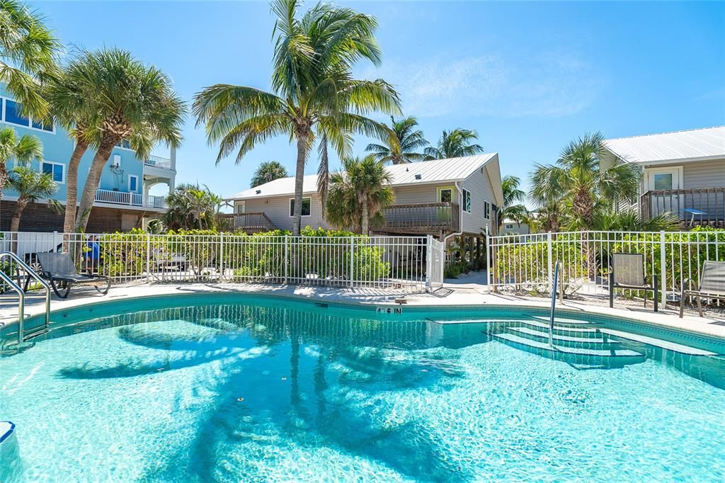 For Sale: $599,000 (2 beds, 2 baths, 924 Square Feet)