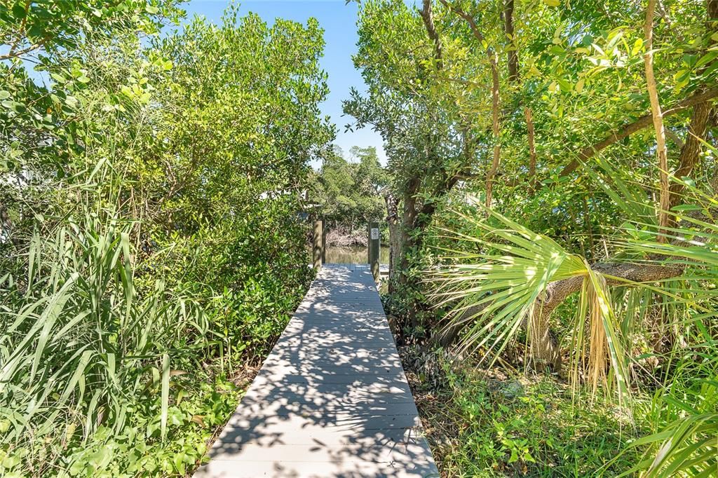 For Sale: $599,000 (2 beds, 2 baths, 924 Square Feet)