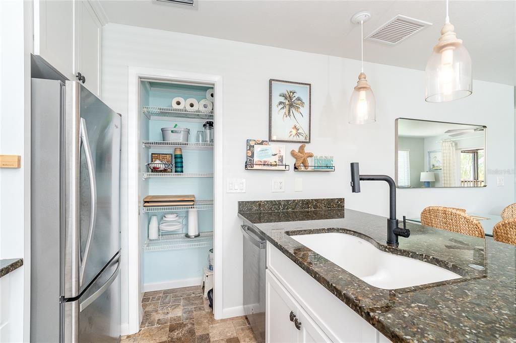 For Sale: $599,000 (2 beds, 2 baths, 924 Square Feet)