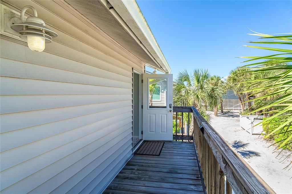 For Sale: $599,000 (2 beds, 2 baths, 924 Square Feet)