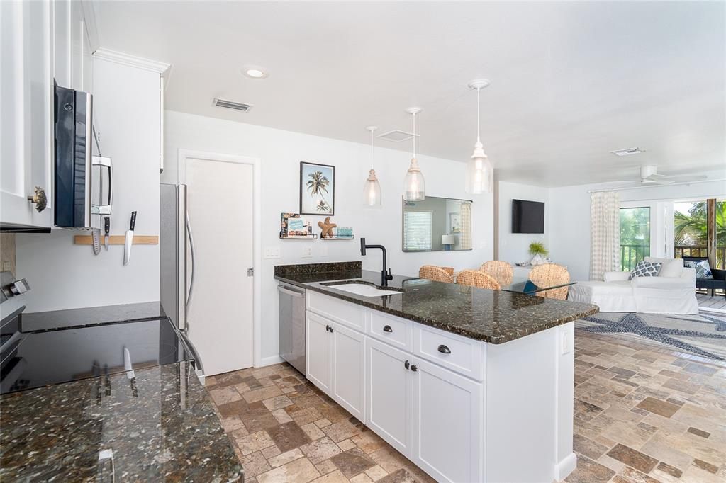 For Sale: $599,000 (2 beds, 2 baths, 924 Square Feet)