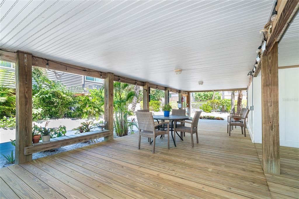 For Sale: $599,000 (2 beds, 2 baths, 924 Square Feet)