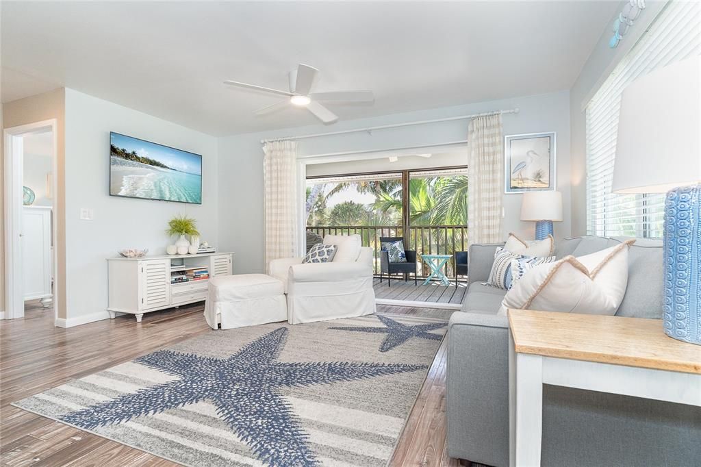 For Sale: $599,000 (2 beds, 2 baths, 924 Square Feet)