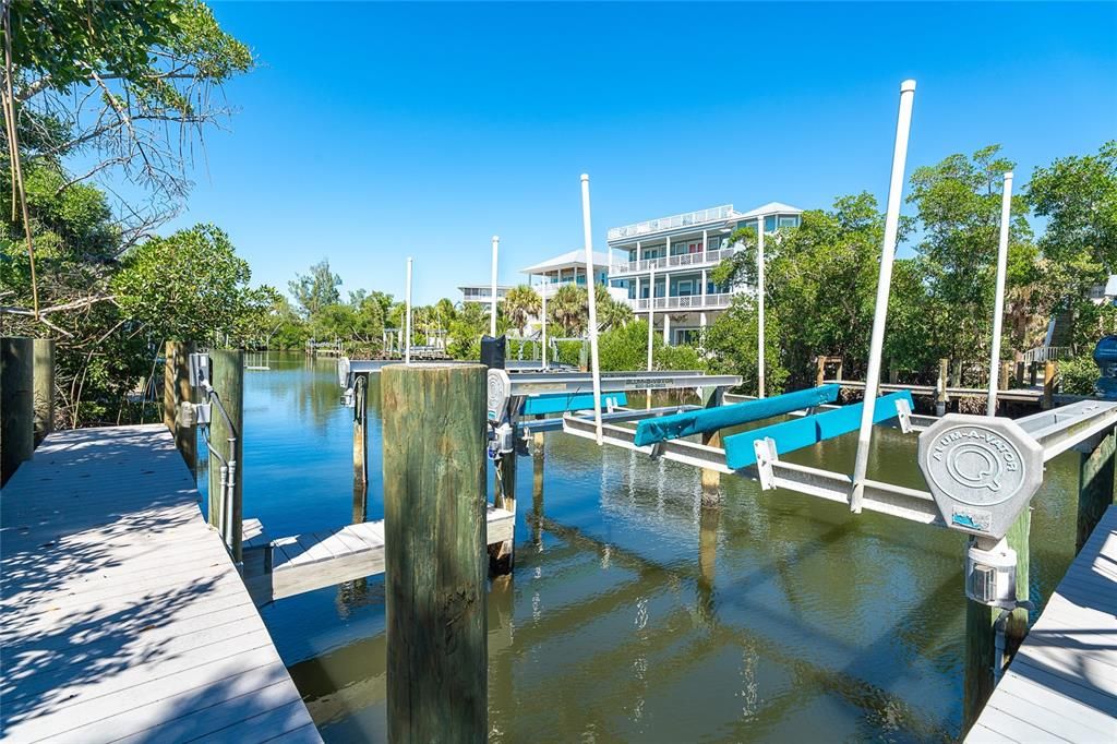 For Sale: $599,000 (2 beds, 2 baths, 924 Square Feet)