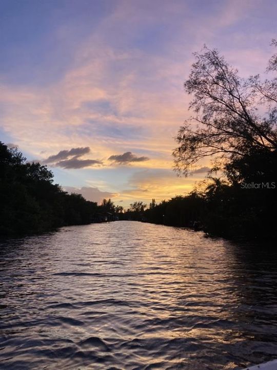 For Sale: $599,000 (2 beds, 2 baths, 924 Square Feet)