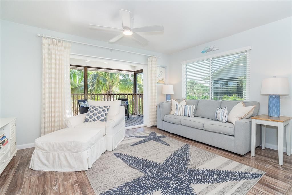 For Sale: $599,000 (2 beds, 2 baths, 924 Square Feet)