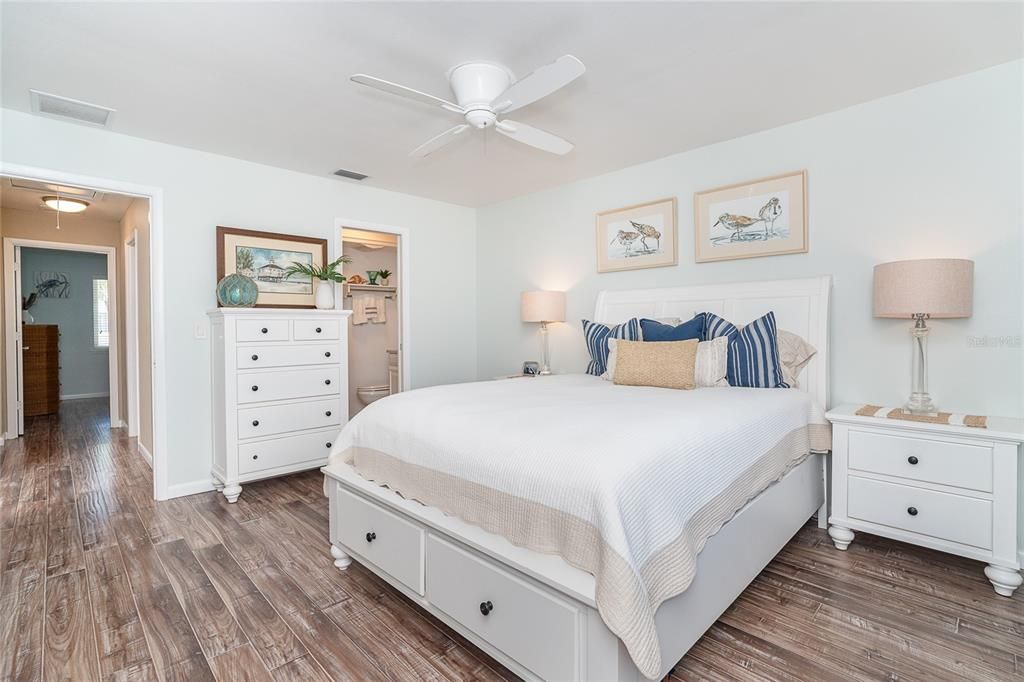 For Sale: $599,000 (2 beds, 2 baths, 924 Square Feet)