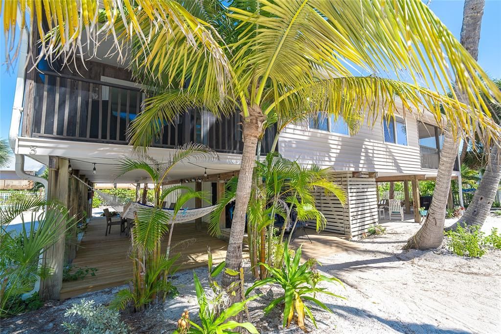 For Sale: $599,000 (2 beds, 2 baths, 924 Square Feet)