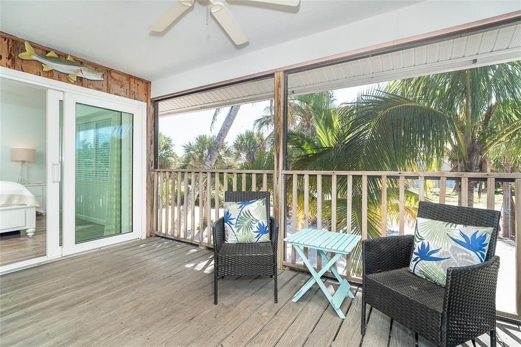 For Sale: $599,000 (2 beds, 2 baths, 924 Square Feet)