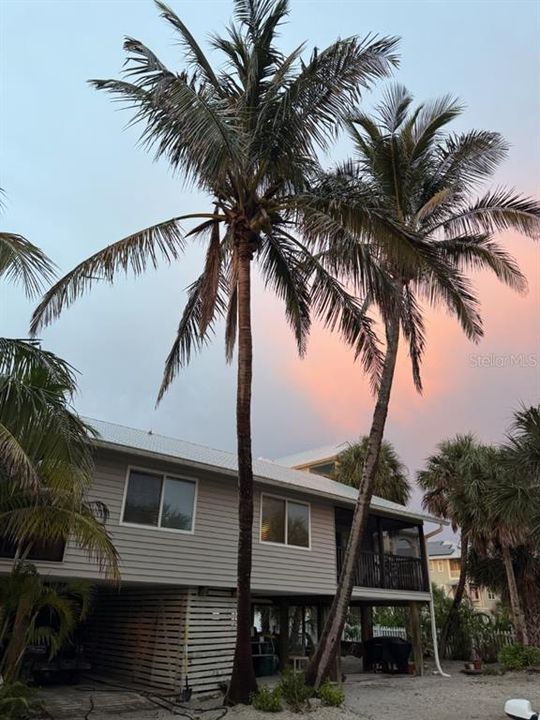 For Sale: $599,000 (2 beds, 2 baths, 924 Square Feet)