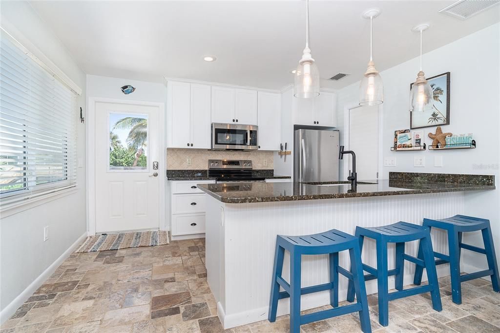 For Sale: $599,000 (2 beds, 2 baths, 924 Square Feet)