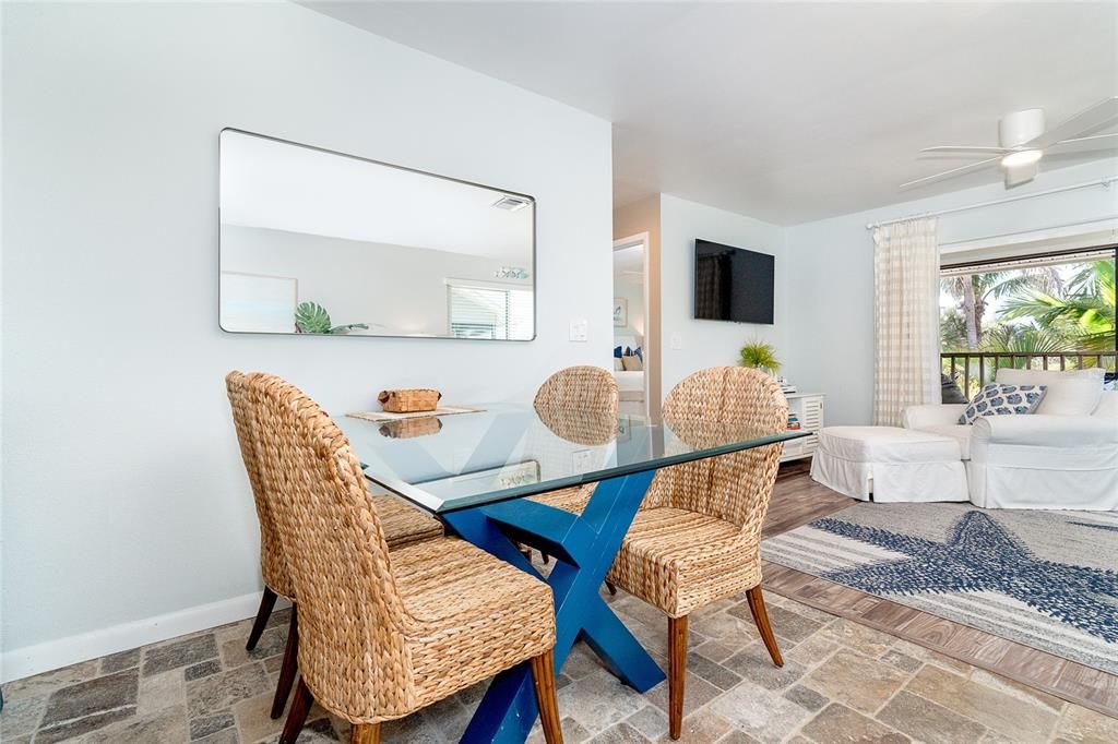 For Sale: $599,000 (2 beds, 2 baths, 924 Square Feet)