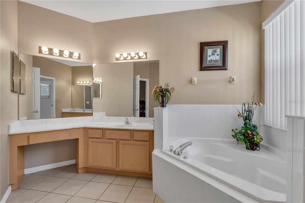 待售: $458,000 (6 贝兹, 4 浴室, 2689 平方英尺)