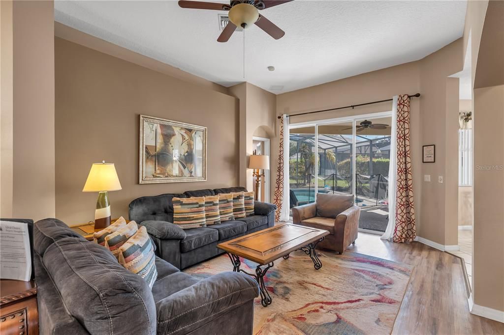 待售: $458,000 (6 贝兹, 4 浴室, 2689 平方英尺)