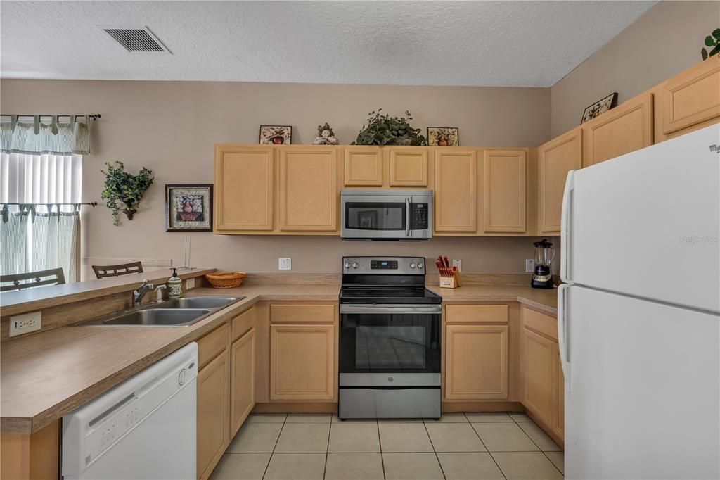 待售: $458,000 (6 贝兹, 4 浴室, 2689 平方英尺)