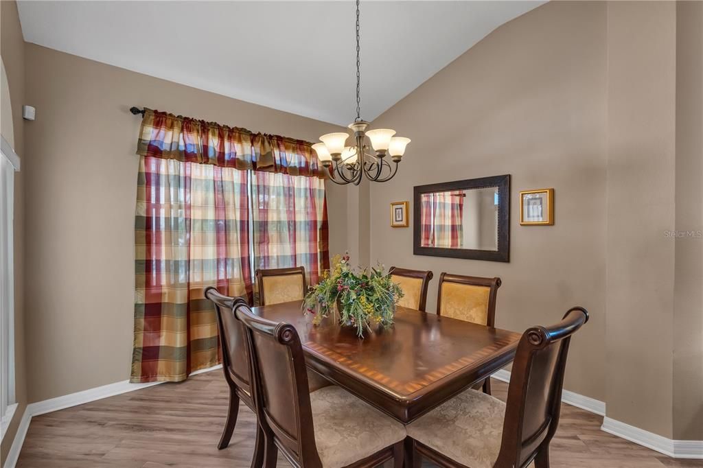 待售: $458,000 (6 贝兹, 4 浴室, 2689 平方英尺)