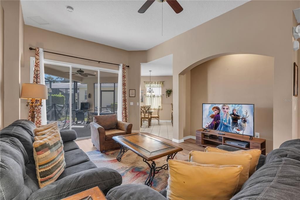 待售: $458,000 (6 贝兹, 4 浴室, 2689 平方英尺)