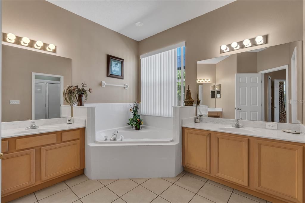 待售: $458,000 (6 贝兹, 4 浴室, 2689 平方英尺)