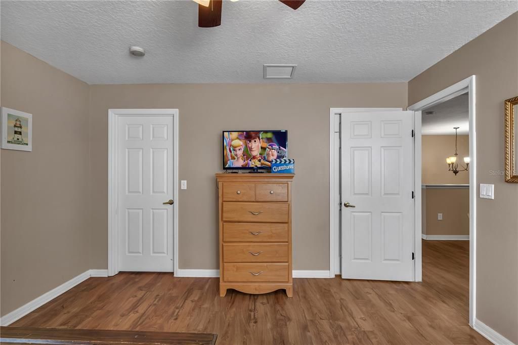 待售: $458,000 (6 贝兹, 4 浴室, 2689 平方英尺)