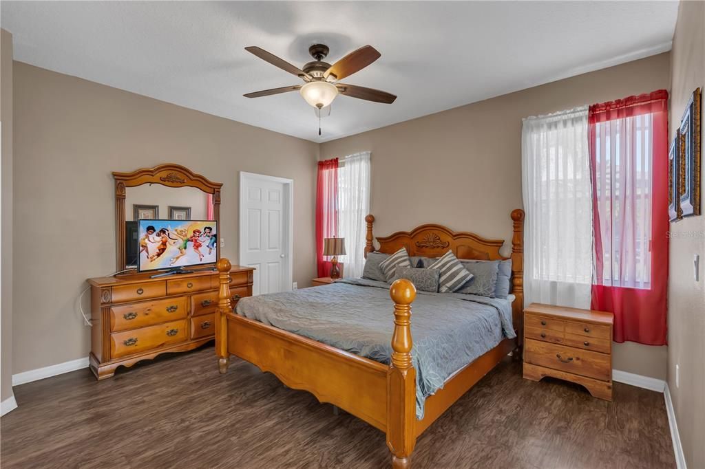 待售: $458,000 (6 贝兹, 4 浴室, 2689 平方英尺)