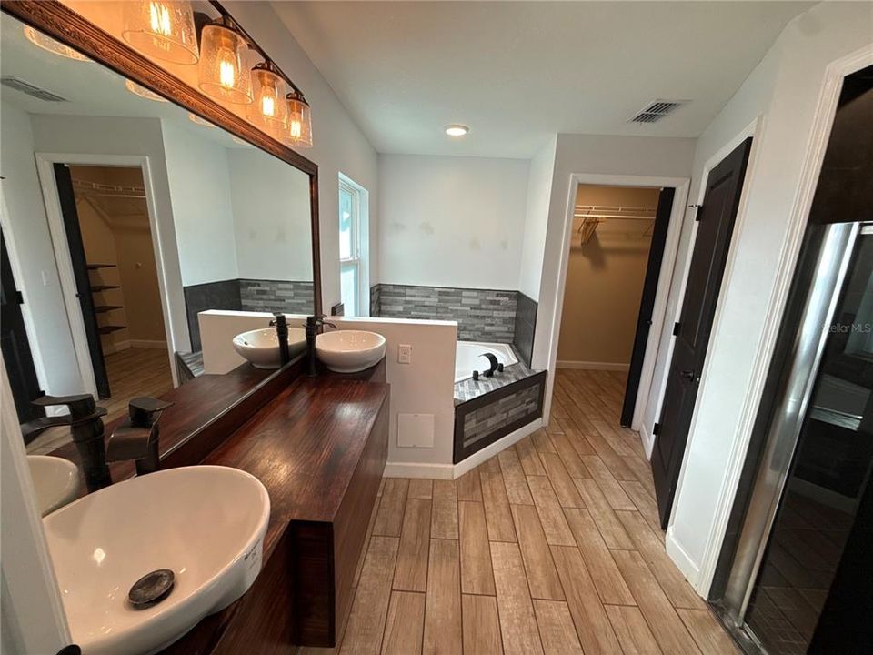 Active With Contract: $349,900 (3 beds, 2 baths, 1667 Square Feet)