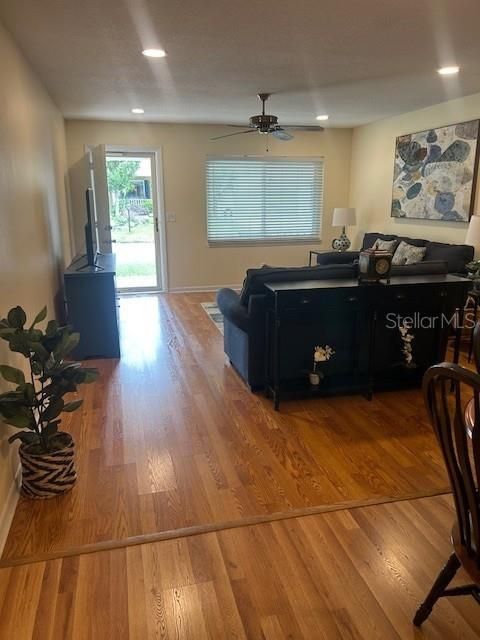 出租: $1,800 (2 贝兹, 2 浴室, 1341 平方英尺)