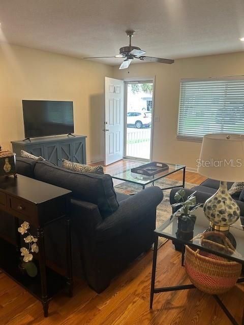 出租: $1,800 (2 贝兹, 2 浴室, 1341 平方英尺)