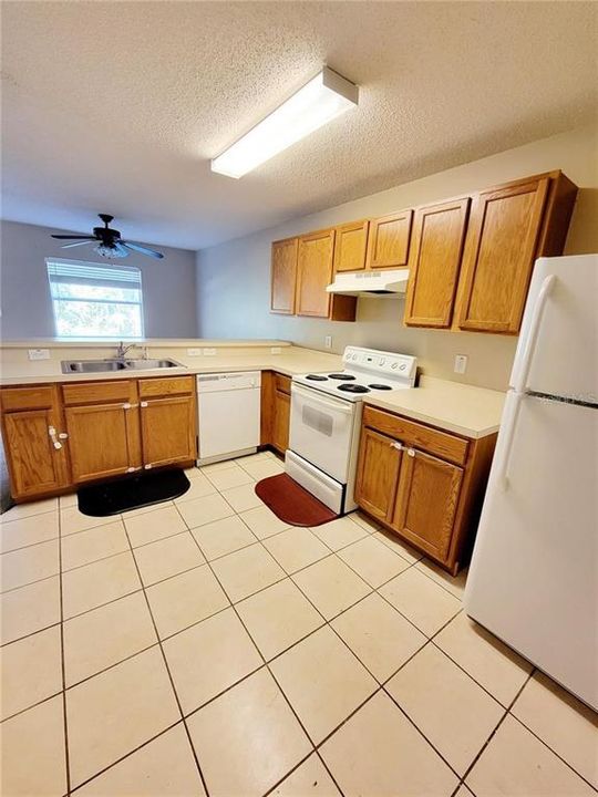 合同活跃: $1,595 (2 贝兹, 2 浴室, 1296 平方英尺)