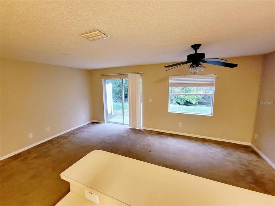 合同活跃: $1,595 (2 贝兹, 2 浴室, 1296 平方英尺)